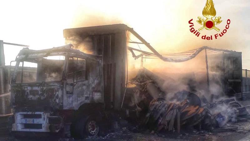 Camion In Fiamme Sulla Tangenziale Ovest Diversi Chilometri Di Coda FOTO