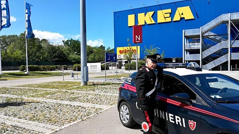 Guardia Ikea Presa A Calci E Pugni Per Rubare Una Macchina