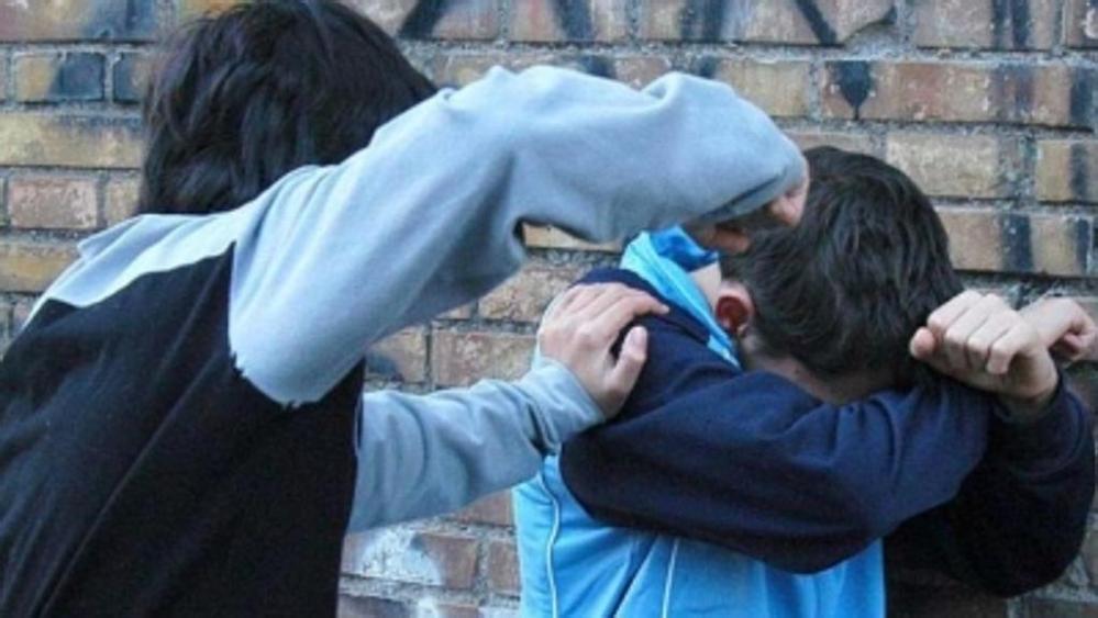 Bullismo: un ragazzino viene picchiato in classe, finisce all’ospedale