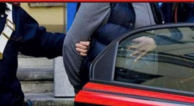 Rompe naso alla compagna a furia di calci e pugni, arrestato 53enne
