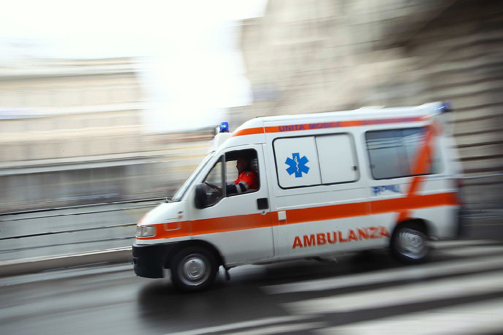 Lite in strada a Milano, un clochard gravissimo
