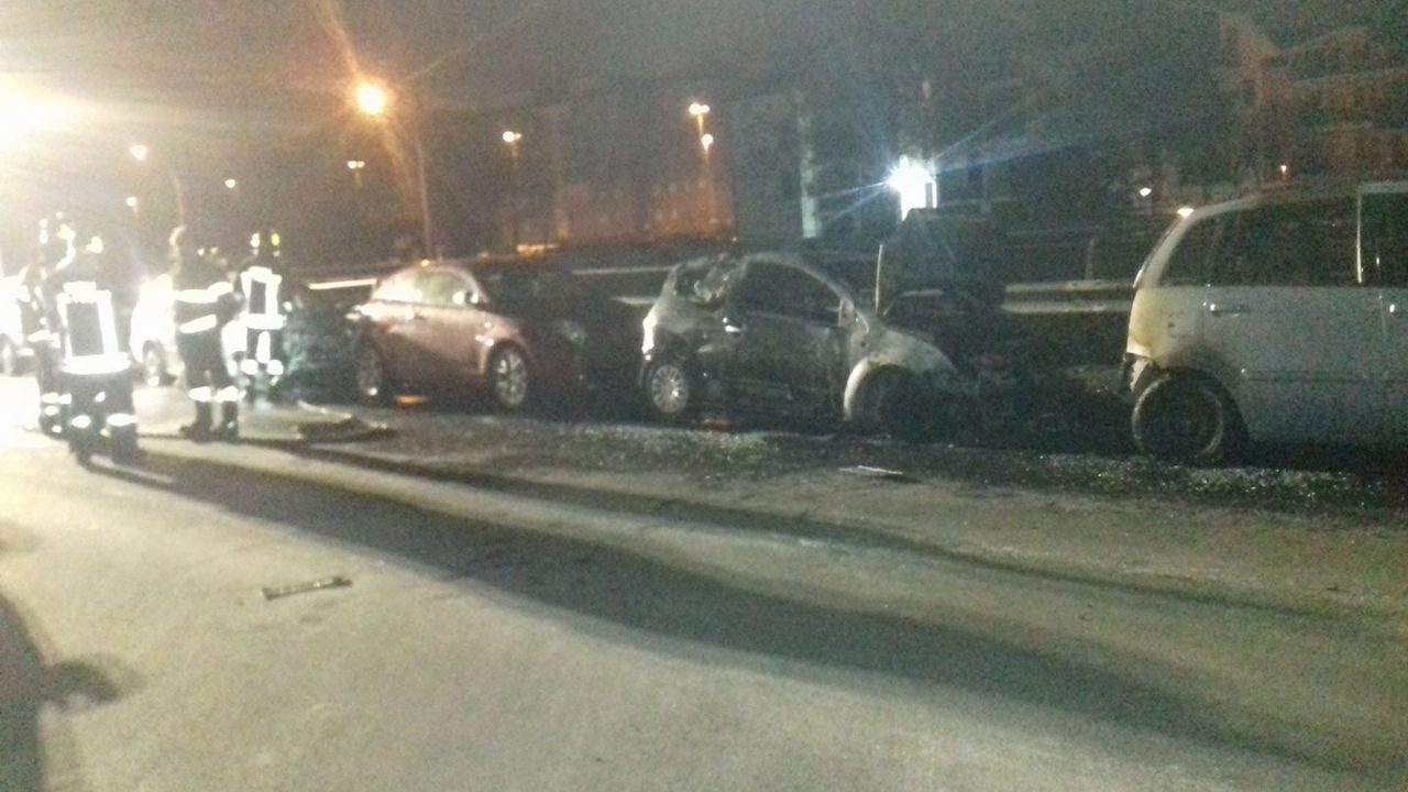 Altre quattro macchine bruciate nella notte a San Giuliano Milanese