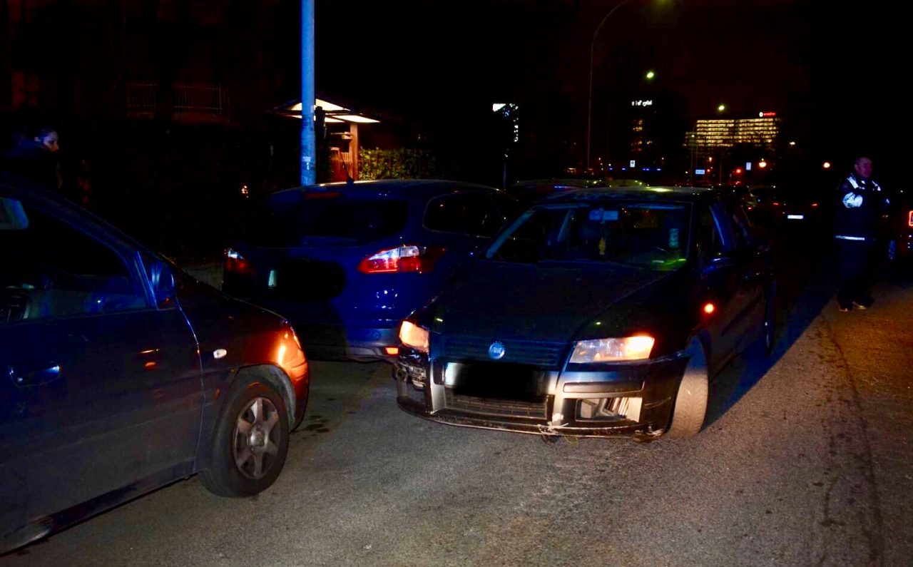 Ubriaco urta auto in contromano, fermato dalla polizia locale
