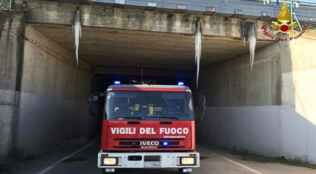 Stalattiti di ghiaccio nel sottopasso Anas chiude la SS 9