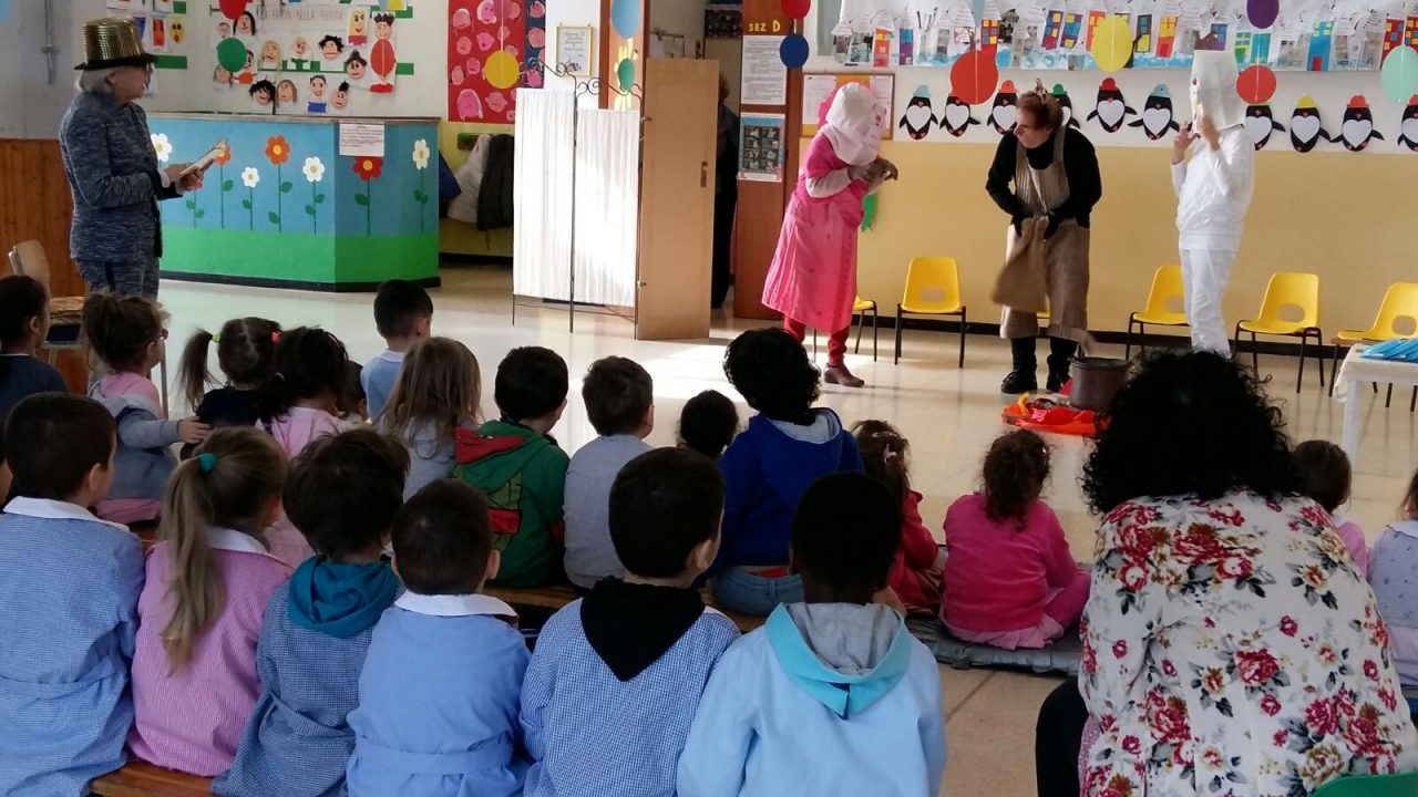 Nonni in costume per raccontare le fiabe ai bambini