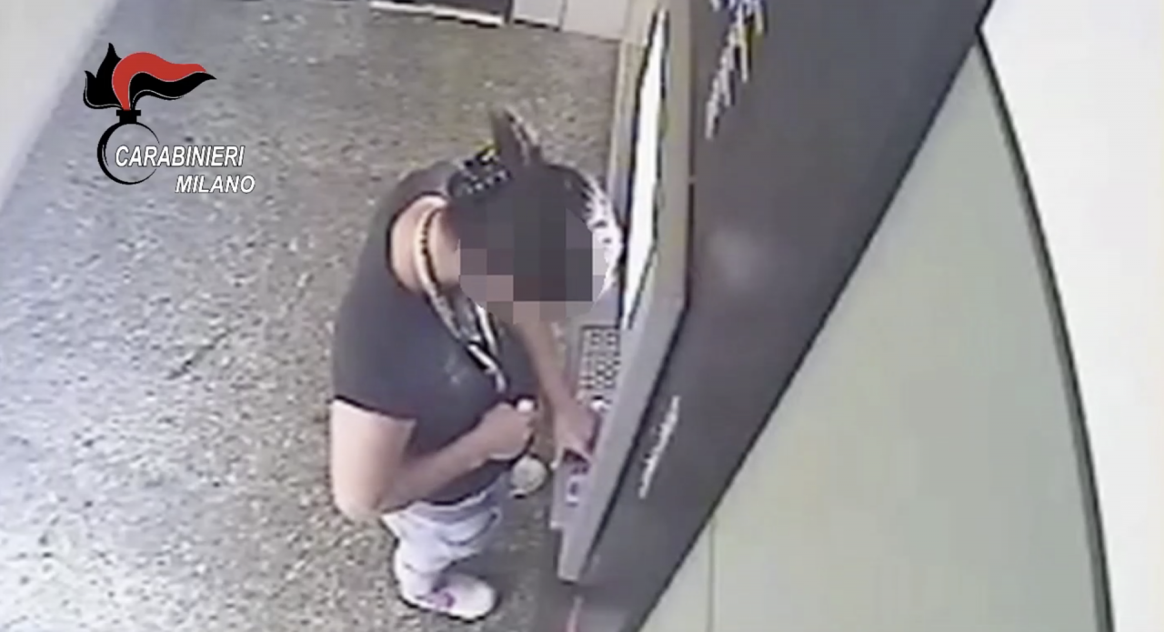 Milano, La coppia dei bancomat: arrestati dopo 30 prelievi (Video)