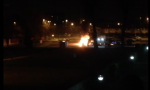 Buccinasco, Macchina in fiamme al parcheggio di via Tiziano (Video)