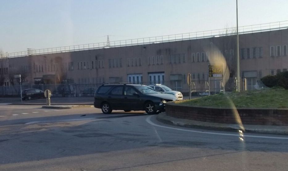 Auto contro rotatoria, Polizia Locale sul posto