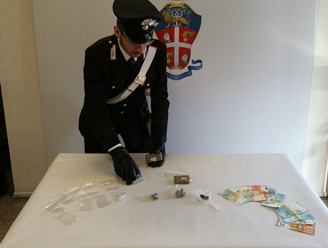 Droga nascosta in cantina, arrestato spacciatore di 18 anni