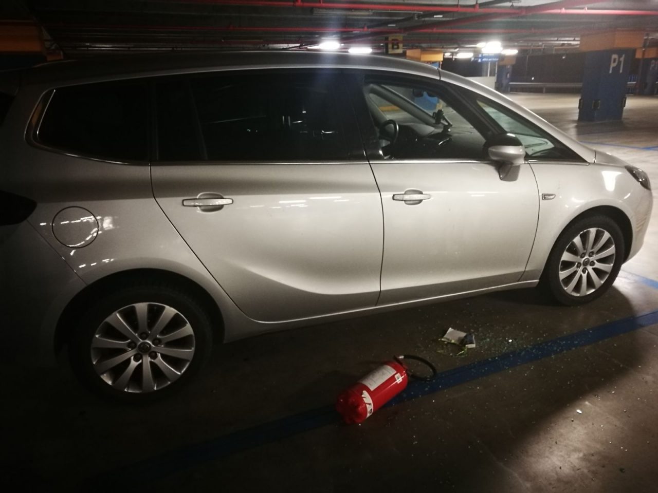 Tentato furto auto e punta un coltello al proprietario: ladro in fuga