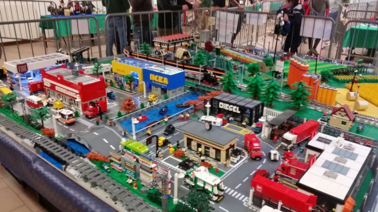 Alcune immagini dalla mostra Lego Mattocinando al Centro