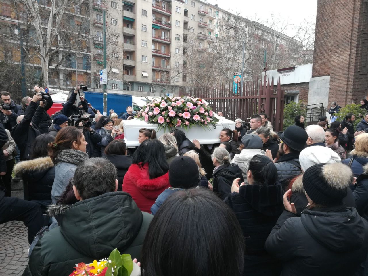 Lacrime e urla per l’ultimo addio a Jessica Faoro (Video)