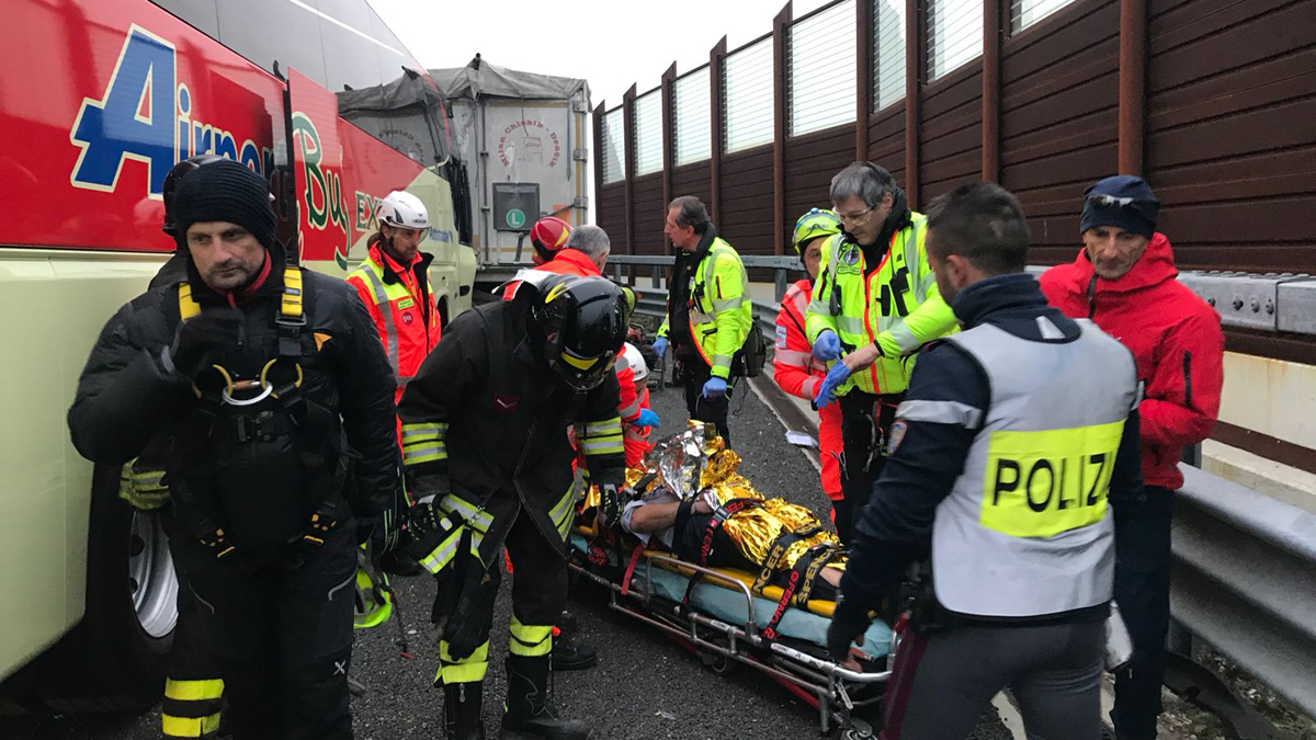 Tir contro pullman sulla A4 ad Agrate