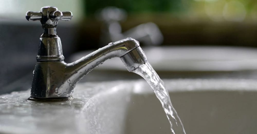 Buccinasco, acqua torbida alla scuola Robbiolo? No, è pulita