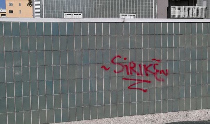 Muro imbrattato a Buccinasco, l’invito a pulire è social