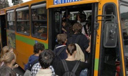 Si masturba sull'autobus davanti ai bambini: fermato e denunciato