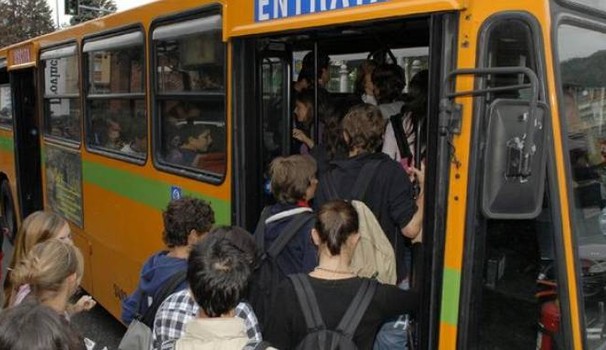 Si masturba sull’autobus davanti ai bambini: fermato e denunciato