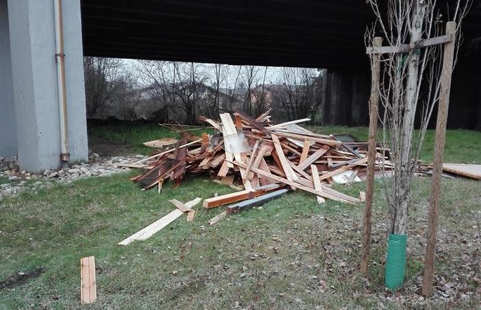 Discariche abusive a Trezzano: assi di legno, lamiere e macerie abbandonate
