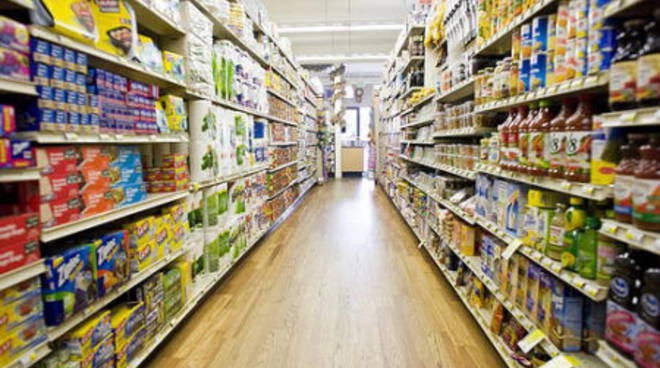 Ubriaco al supermercato viene allontanato, gravissimo dopo la caduta