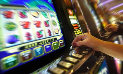 Slot machine accese durante gli orari di divieto: tre bar sanzionati a Buccinasco