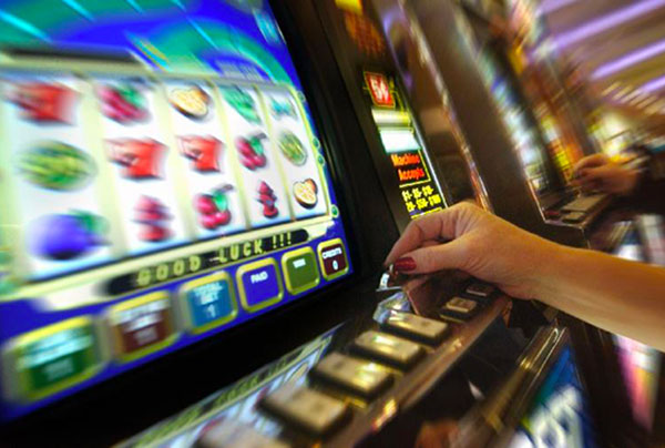 Slot irregolari in un bar a Corsico, sanzionato con 30mila euro di multa