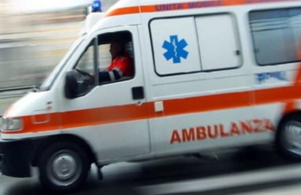 Malore in auto finisce fuori strada: gravissimo un 57enne