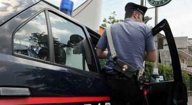 Scippa donna e sferra una coltellata al ragazzo che tentava di bloccarlo