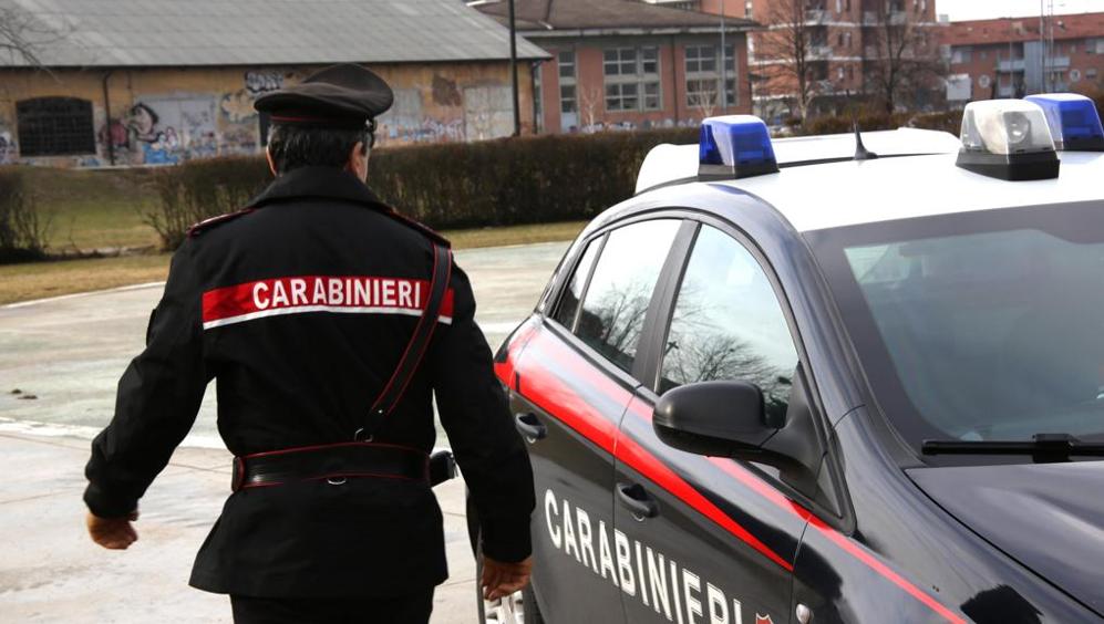 Minaccia i passeggeri e rapina una ragazza sull’autobus con un coltello: arrestato