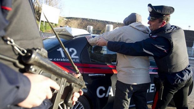 Dosi di cocaina e 12mila euro in tasca: fermati due spacciatori a Rozzano