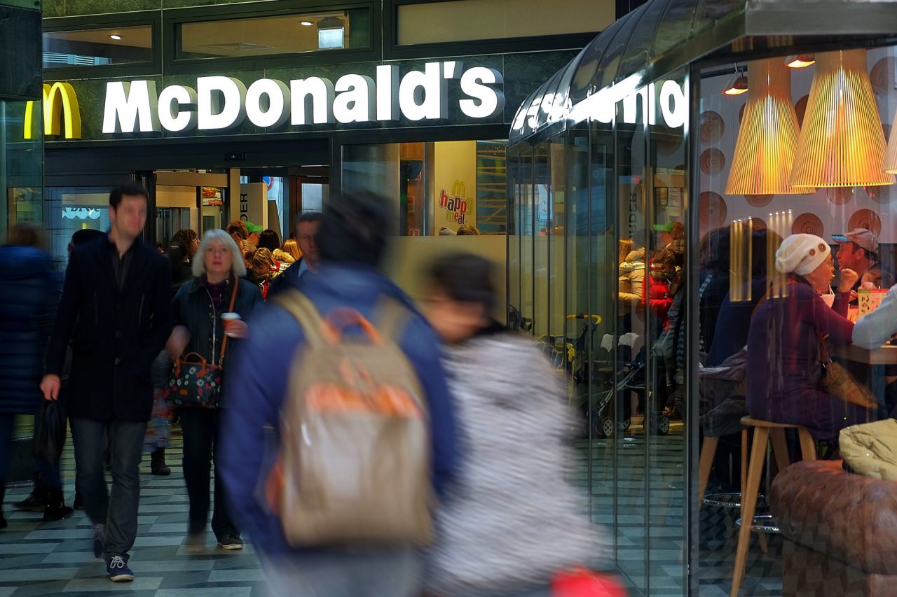 Accoltellato al McDonald’s in Duomo, presi i due aggressori
