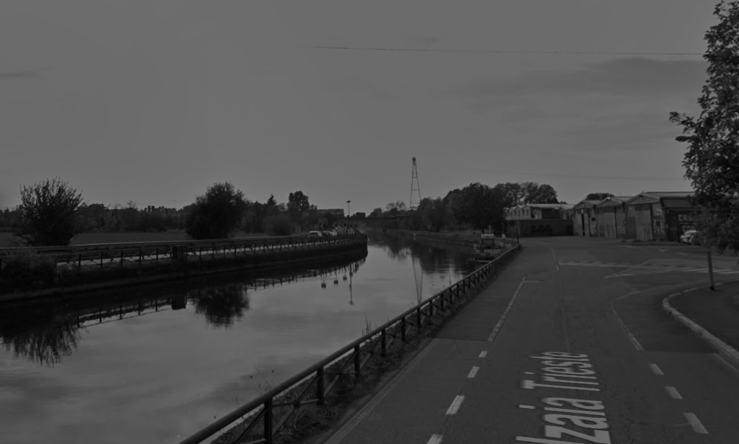 Cade nel Naviglio seminudo, 29enne in coma