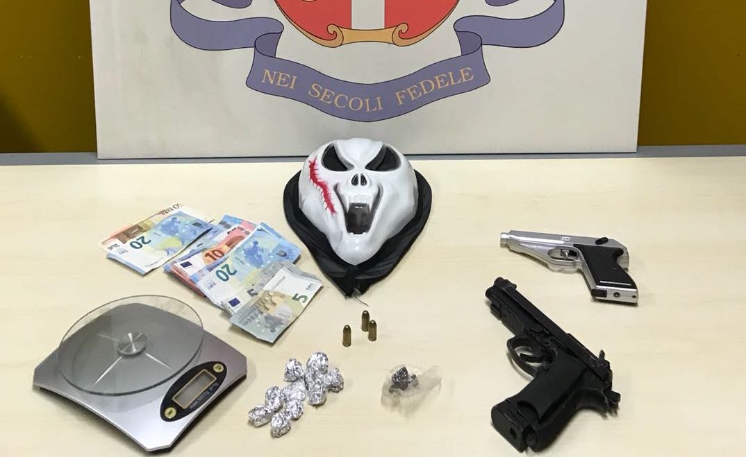 Fermato 20enne In casa munizioni, droga e una maschera a forma di teschio