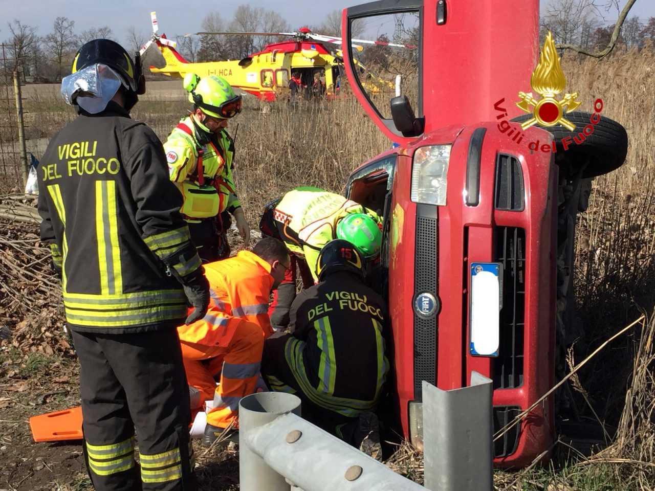 Auto contro tir lungo la sp 40 a Lacchiarella: in corso le operazioni dei soccorritori FOTO