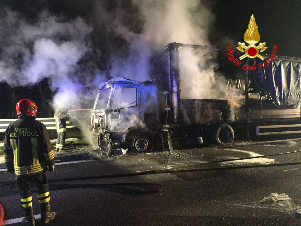 Tir in fiamme: chiusa la Tangenziale Ovest (FOTO)