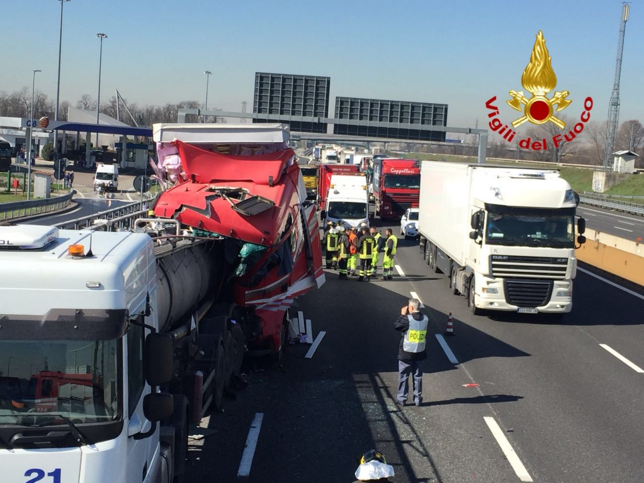 Tamponamento tir sulla A4, cisterna perde acido solforico (VIDEO e FOTO)