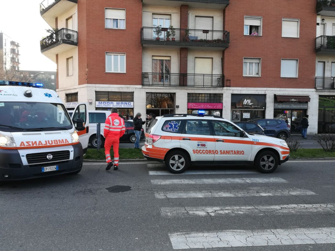 Distratto alla guida, donna investita sulle strisce pedonali