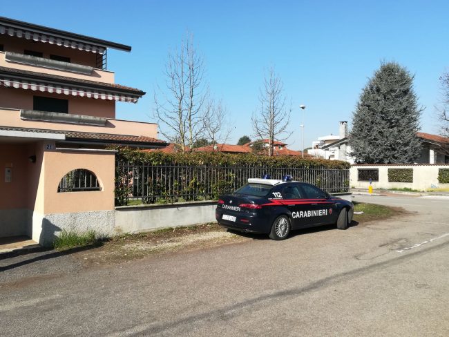 Uomo si barrica in casa con un’arma e dà in escandescenza