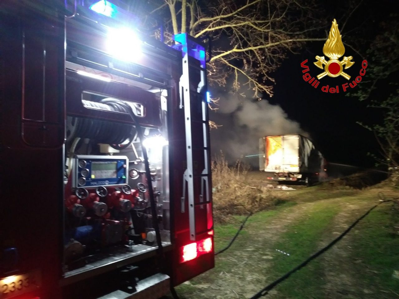 Camion incendiato sulla via per Cusago (FOTO)