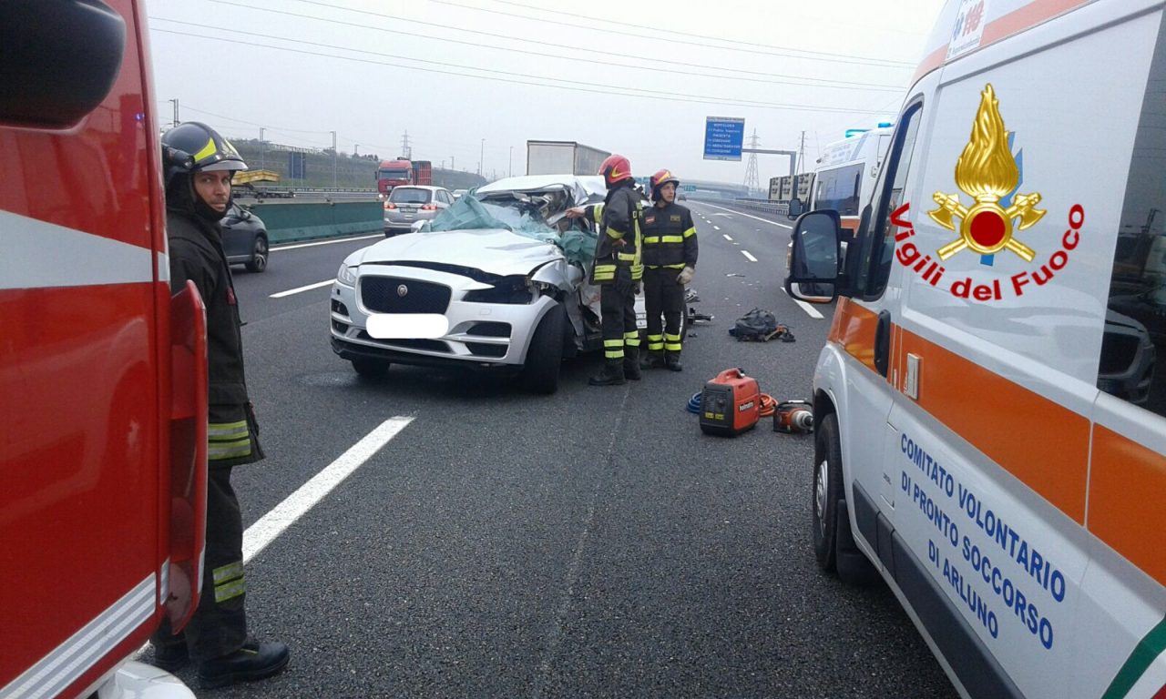 Incidente mortale sulla A4, morta una donna, ferito il 17enne al suo
