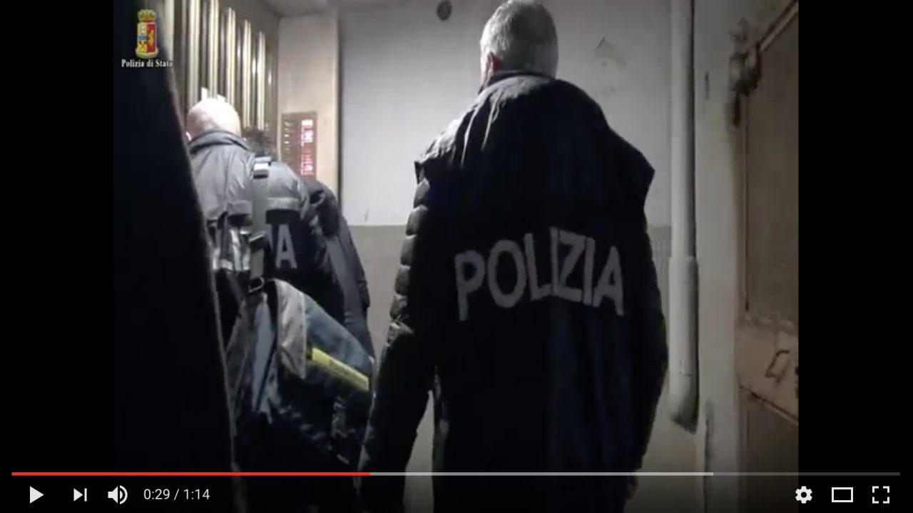 Furti d’identità e clonazioni di carte da home banking: fermata la banda degli attacchi informatici (VIDEO)