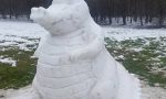 Il coccodrillo di neve entusiasma i cittadini di Opera: caccia all'autore