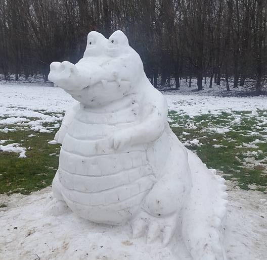 Il coccodrillo di neve entusiasma i cittadini di Opera: caccia all’autore