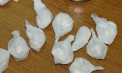 Cocaina nascosta in casa nella cesta dei panni: arrestato spacciatore