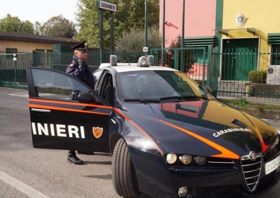 Entrano armati e rapinano la farmacia del quartiere