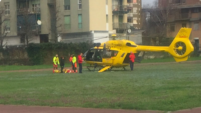 Incidente sulla Vigevanese | Perde il controllo dell’auto e finisce fuori strada: due feriti