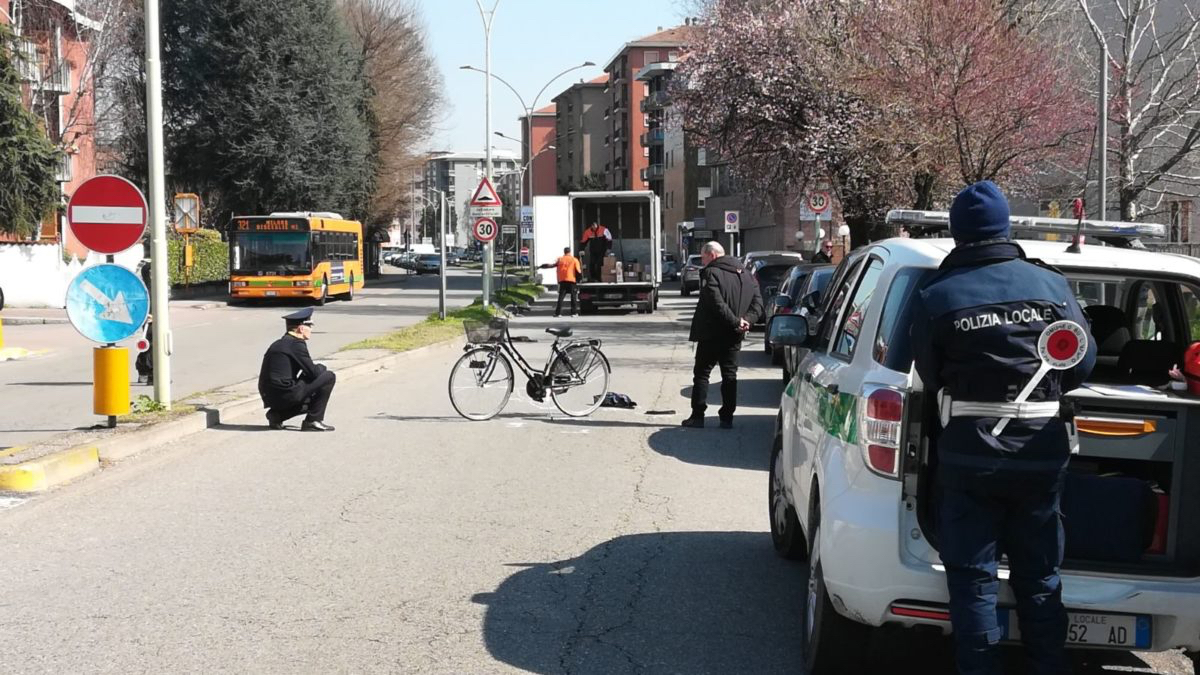 Ciclista investita da furgone a Buccinasco: la donna è deceduta (FOTO)