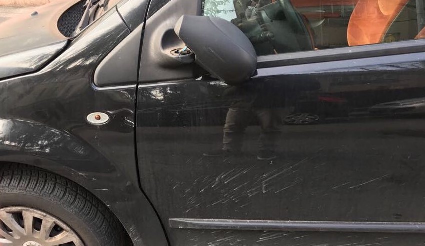 Parcheggio selvaggio in via Monti a Corsico. La proposta: Strisce gialle la sera