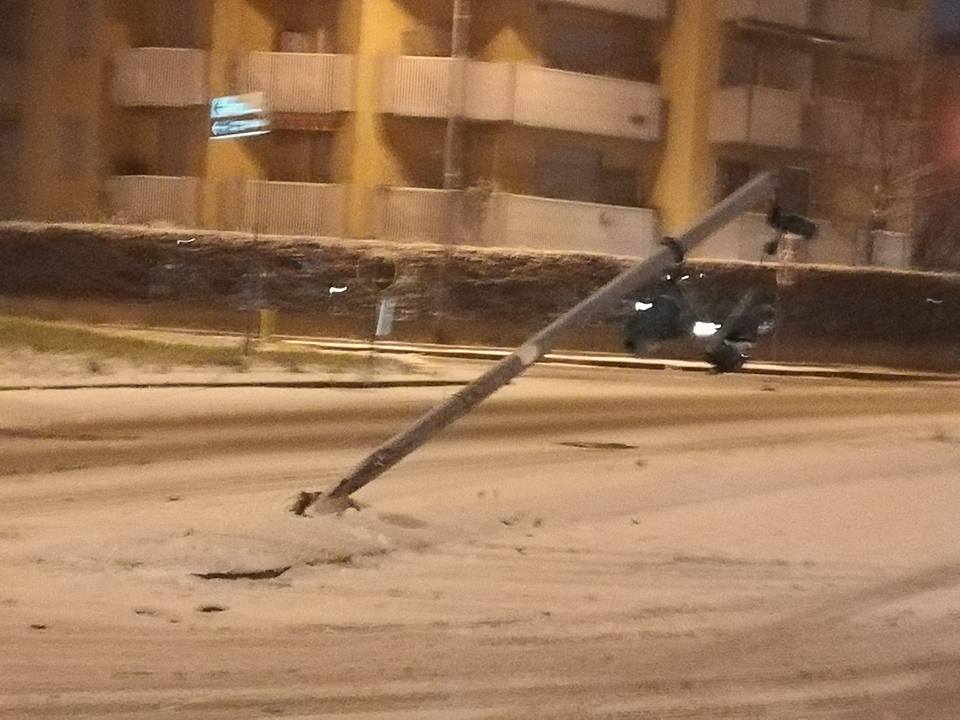 Abbattuto semaforo in via isonzo e oggi ripristinato. La rabbia del sindaco