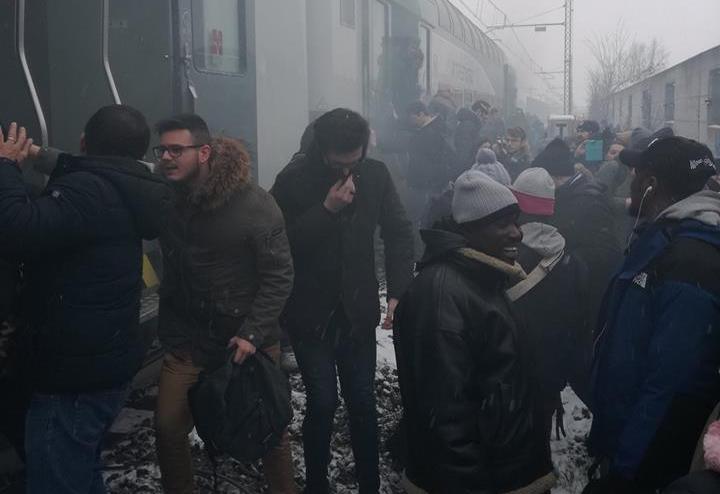 Fumo sul treno Milano-Mortara, passeggeri costretti a scendere sui binari a Gaggiano
