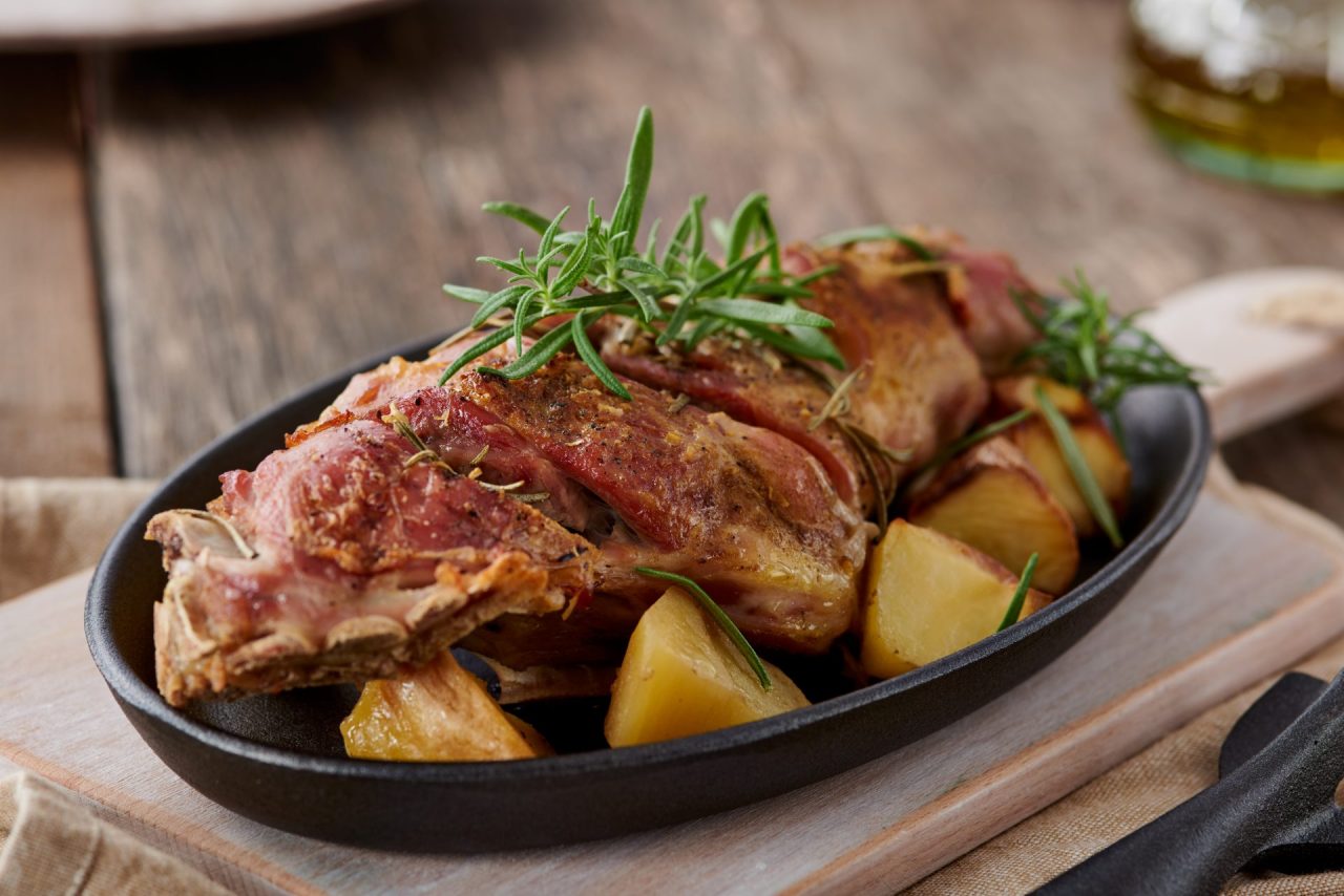 Capretto al forno con patate, per una Pasqua di gusto!